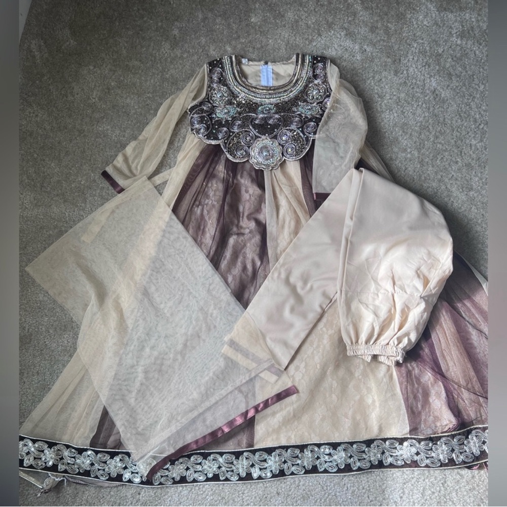 BUNDLE: TWO DIFFERENT GIRLS INDIAN
OUTFITS; EACH OF THEM ARE 3 PCS